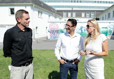 Am 26. Juli 2018 reiste Bundesministerin Juliane Bogner-Strau&szlig; (r.) im Zuge eines Bundesl&auml;ndertags nach Ober&ouml;sterreich. Im Bild zu Besuch bei der Freizeitbetreuung des "Kulturzentrum HOF" mit dem Gesch&auml;ftsf&uuml;hrer Rainer Eilmsteiner (l.) und dem Nationalratsabgeordneten Efgani D&ouml;nmez (m.).