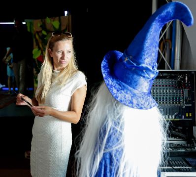Am 26. Juli 2018 reiste Bundesministerin Juliane Bogner-Strau&szlig; (l.) im Zuge eines Bundesl&auml;ndertags nach Ober&ouml;sterreich. Im Bild zu Besuch bei der Freizeitbetreuung des "Kulturzentrum HOF".