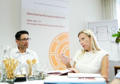 Am 26. Juli 2018 reiste Bundesministerin Juliane Bogner-Strau&szlig; (r.) im Zuge eines Bundesl&auml;ndertags nach Ober&ouml;sterreich. Im Bild zu Besuch bei der Gleichbehandlungsanwaltschaft mit dem Nationalratsabgeordneten Efgani D&ouml;nmez (l.).