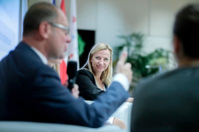 Am 4. September 2018 nahm Bundesministerin Juliane Bogner-Strau&szlig; (m.) an der Jugendkonferenz der Europ&auml;ischen Union teil.