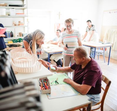 Am 6. September 2018 reiste Bundesministerin Juliane Bogner-Strau&szlig; (l.) im Zuge eines Bundesl&auml;ndertags ins Burgenland. Im Bild beim Besuch der F&ouml;rderwerkst&auml;tte "Rettet das Kind".