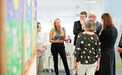Am 6. September 2018 reiste Bundesministerin Juliane Bogner-Strau&szlig; (2.v.l.) im Zuge eines Bundesl&auml;ndertags ins Burgenland. Im Bild beim Besuch der F&ouml;rderwerkst&auml;tte "Rettet das Kind".