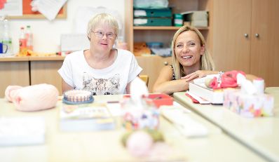 Am 6. September 2018 reiste Bundesministerin Juliane Bogner-Strau&szlig; (r.) im Zuge eines Bundesl&auml;ndertags ins Burgenland. Im Bild beim Besuch der F&ouml;rderwerkst&auml;tte "Rettet das Kind".