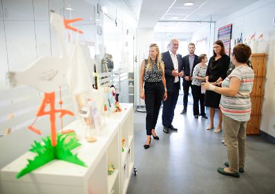 Am 6. September 2018 reiste Bundesministerin Juliane Bogner-Strau&szlig; (l.) im Zuge eines Bundesl&auml;ndertags ins Burgenland. Im Bild beim Besuch der F&ouml;rderwerkst&auml;tte "Rettet das Kind".