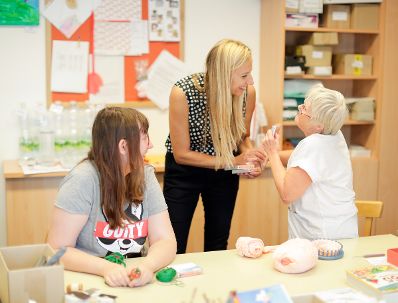 Am 6. September 2018 reiste Bundesministerin Juliane Bogner-Strau&szlig; (m.) im Zuge eines Bundesl&auml;ndertags ins Burgenland. Im Bild beim Besuch der F&ouml;rderwerkst&auml;tte "Rettet das Kind".