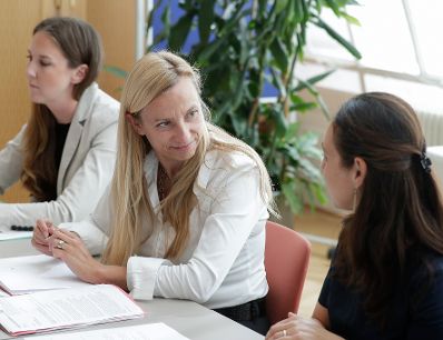 Am 12. September 2018 nahm Bundesministerin Juliane Bogner-Strau&szlig; (m.) an einem Gespr&auml;ch &uuml;ber Einkommenstransparenz teil. Im Bild mit der Leiterin der Sektion Frauenangelegenheiten und Gleichstellung Ines Stilling (r.).