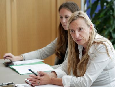 Am 12. September 2018 nahm Bundesministerin Juliane Bogner-Strau&szlig; (r.) an einem Gespr&auml;ch &uuml;ber Einkommenstransparenz teil.