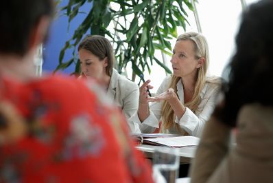 Am 12. September 2018 nahm Bundesministerin Juliane Bogner-Strau&szlig; (r.) an einem Gespr&auml;ch &uuml;ber Einkommenstransparenz teil.