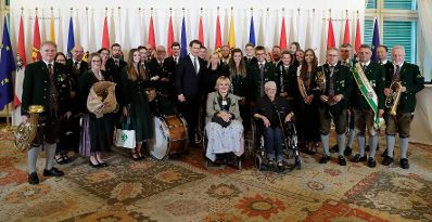 Am 14. September 2018 war die Trachtenkapelle P&uuml;rgg zu Besuch bei Bundesministerin Juliane Bogner-Strau&szlig;. Im Bild mit Bundeskanzler Sebastian Kurz.