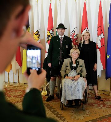 Am 14. September 2018 war die Trachtenkapelle P&uuml;rgg zu Besuch bei Bundesministerin Juliane Bogner-Strau&szlig; (r.).