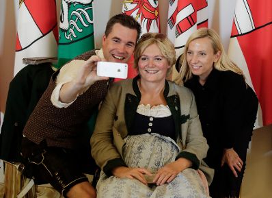 Am 14. September 2018 war die Trachtenkapelle P&uuml;rgg zu Besuch bei Bundesministerin Juliane Bogner-Strau&szlig; (r.).