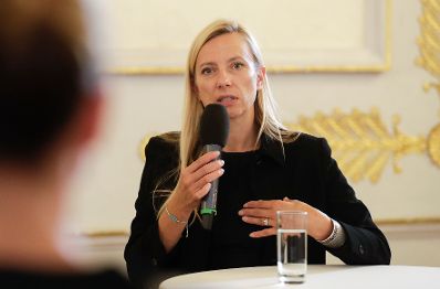 Am 14. September 2018 waren die Weizer Bezirksdamen zu Besuch bei Bundesministerin Juliane Bogner-Strau&szlig; (im Bild).