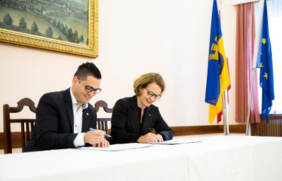 Am 24. September 2018 reiste Bundesministerin Juliane Bogner-Strau&szlig; anl&auml;sslich eines Bundesl&auml;ndertags nach Nieder&ouml;sterreich. Im Bild mit dem B&uuml;rgermeister von Melk Patrick Strobl (l.) beim Empfang im Rathaus in Melk.