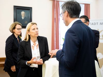 Am 24. September 2018 reiste Bundesministerin Juliane Bogner-Strau&szlig; (m.) anl&auml;sslich eines Bundesl&auml;ndertags nach Nieder&ouml;sterreich. Im Bild beim Empfang im Rathaus in Melk.