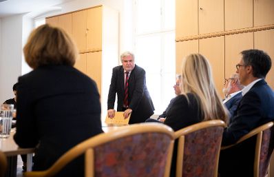 Am 24. September 2018 reiste Bundesministerin Juliane Bogner-Strau&szlig; anl&auml;sslich eines Bundesl&auml;ndertags nach Nieder&ouml;sterreich. Im Bild mit dem Rektor der P&auml;dagogischen Hochschule Nieder&ouml;sterreich Erwin Rauscher (m.) beim Besuch des "mc&sup2;" Migrationszentrums in Melk.