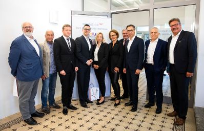 Am 24. September 2018 reiste Bundesministerin Juliane Bogner-Strau&szlig; (5.v.l.) anl&auml;sslich eines Bundesl&auml;ndertags nach Nieder&ouml;sterreich. Im Bild mit dem B&uuml;rgermeister von Melk Patrick Strobl (4.v.l.) und dem Rektor der P&auml;dagogischen Hochschule Nieder&ouml;sterreich Erwin Rauscher (4.v.r.) beim Besuch des "mc&sup2;" Migrationszentrums in Melk.