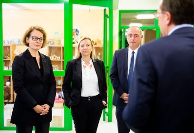 Am 24. September 2018 reiste Bundesministerin Juliane Bogner-Strau&szlig; (m.) anl&auml;sslich eines Bundesl&auml;ndertags nach Nieder&ouml;sterreich. Im Bild beim Besuch der Tagesst&auml;tte f&uuml;r Behinderte in Sankt P&ouml;lten.