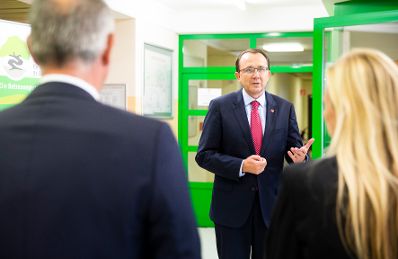 Am 24. September 2018 reiste Bundesministerin Juliane Bogner-Strau&szlig; anl&auml;sslich eines Bundesl&auml;ndertags nach Nieder&ouml;sterreich. Im Bild beim Besuch der Tagesst&auml;tte f&uuml;r Behinderte in Sankt P&ouml;lten.