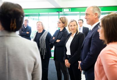 Am 24. September 2018 reiste Bundesministerin Juliane Bogner-Strau&szlig; (3.v.r.) anl&auml;sslich eines Bundesl&auml;ndertags nach Nieder&ouml;sterreich. Im Bild beim Besuch der Tagesst&auml;tte f&uuml;r Behinderte in Sankt P&ouml;lten.
