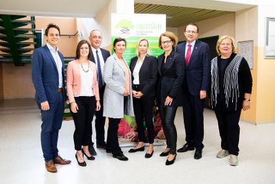 Am 24. September 2018 reiste Bundesministerin Juliane Bogner-Strau&szlig; (4.v.r.) anl&auml;sslich eines Bundesl&auml;ndertags nach Nieder&ouml;sterreich. Im Bild beim Besuch der Tagesst&auml;tte f&uuml;r Behinderte in Sankt P&ouml;lten.