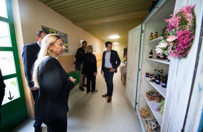 Am 24. September 2018 reiste Bundesministerin Juliane Bogner-Strau&szlig; (l.) anl&auml;sslich eines Bundesl&auml;ndertags nach Nieder&ouml;sterreich. Im Bild beim Besuch der Tagesst&auml;tte f&uuml;r Behinderte in Sankt P&ouml;lten.