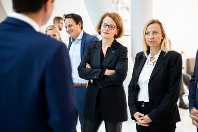 Am 24. September 2018 reiste Bundesministerin Juliane Bogner-Strau&szlig; (r.) anl&auml;sslich eines Bundesl&auml;ndertags nach Nieder&ouml;sterreich. Im Bild beim Besuch der Firma Markas im Uniklinikum in Sankt P&ouml;lten.