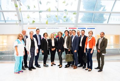 Am 24. September 2018 reiste Bundesministerin Juliane Bogner-Strau&szlig; (6.v.l.) anl&auml;sslich eines Bundesl&auml;ndertags nach Nieder&ouml;sterreich. Im Bild beim Besuch der Firma Markas im Uniklinikum in Sankt P&ouml;lten.