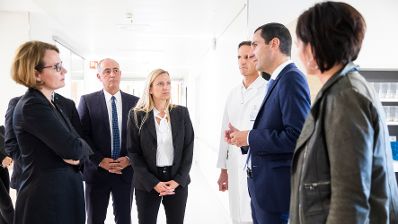 Am 24. September 2018 reiste Bundesministerin Juliane Bogner-Strau&szlig; (3.v.l.) anl&auml;sslich eines Bundesl&auml;ndertags nach Nieder&ouml;sterreich. Im Bild beim Besuch der Firma Markas im Uniklinikum in Sankt P&ouml;lten.
