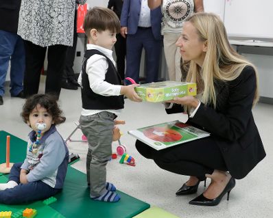 Am 25. September 2018 besichtigte Bundesministerin Juliane Bogner-Strau&szlig; (r.) das Projekt &bdquo;Start Wien Fl&uuml;chtlinge - Integration ab Tag 1&ldquo; in der Volksschule Brigittenau.