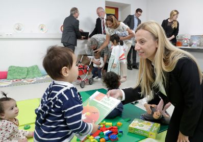 Am 25. September 2018 besichtigte Bundesministerin Juliane Bogner-Strau&szlig; (r.) das Projekt &bdquo;Start Wien Fl&uuml;chtlinge - Integration ab Tag 1&ldquo; in der Volksschule Brigittenau.