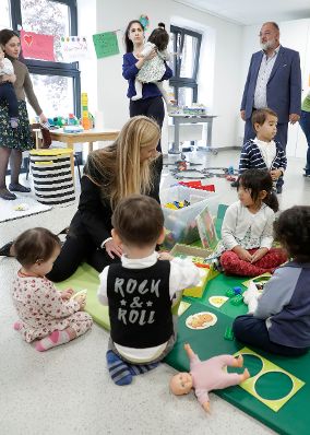 Am 25. September 2018 besichtigte Bundesministerin Juliane Bogner-Strau&szlig; das Projekt &bdquo;Start Wien Fl&uuml;chtlinge - Integration ab Tag 1&ldquo; in der Volksschule Brigittenau.