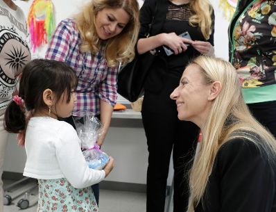 Am 25. September 2018 besichtigte Bundesministerin Juliane Bogner-Strau&szlig; (r.) das Projekt &bdquo;Start Wien Fl&uuml;chtlinge - Integration ab Tag 1&ldquo; in der Volksschule Brigittenau.