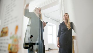 Am 27. September 2018 besuchte Bundesministerin Juliane Bogner-Strau&szlig; (r.) die Ausstellung "40 Jahre Wiener Frauenh&auml;user" im Volkskundemuseum.