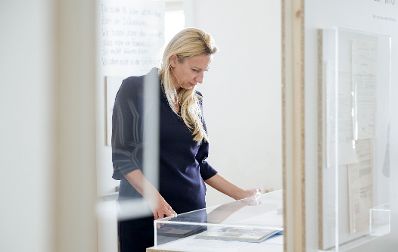 Am 27. September 2018 besuchte Bundesministerin Juliane Bogner-Strau&szlig; (im Bild) die Ausstellung "40 Jahre Wiener Frauenh&auml;user" im Volkskundemuseum.