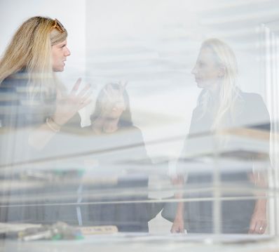 Am 27. September 2018 besuchte Bundesministerin Juliane Bogner-Strau&szlig; (r.) die Ausstellung "40 Jahre Wiener Frauenh&auml;user" im Volkskundemuseum.