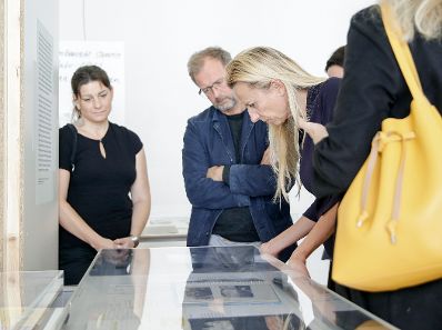 Am 27. September 2018 besuchte Bundesministerin Juliane Bogner-Strau&szlig; (r.) die Ausstellung "40 Jahre Wiener Frauenh&auml;user" im Volkskundemuseum.