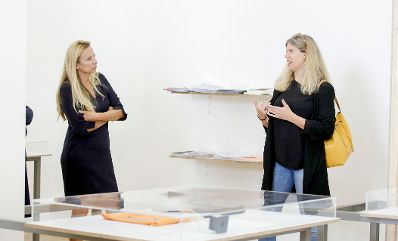 Am 27. September 2018 besuchte Bundesministerin Juliane Bogner-Strau&szlig; (l.) die Ausstellung "40 Jahre Wiener Frauenh&auml;user" im Volkskundemuseum.