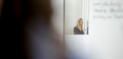 Am 27. September 2018 besuchte Bundesministerin Juliane Bogner-Strau&szlig; (im Bild) die Ausstellung "40 Jahre Wiener Frauenh&auml;user" im Volkskundemuseum.