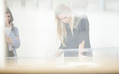 Am 27. September 2018 besuchte Bundesministerin Juliane Bogner-Strau&szlig; (im Bild) die Ausstellung "40 Jahre Wiener Frauenh&auml;user" im Volkskundemuseum.