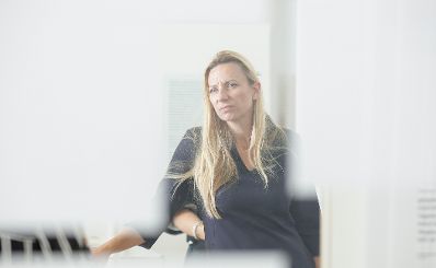 Am 27. September 2018 besuchte Bundesministerin Juliane Bogner-Strau&szlig; (im Bild) die Ausstellung "40 Jahre Wiener Frauenh&auml;user" im Volkskundemuseum.