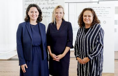Am 27. September 2018 besuchte Bundesministerin Juliane Bogner-Strau&szlig; (m.) die Ausstellung "40 Jahre Wiener Frauenh&auml;user" im Volkskundemuseum.