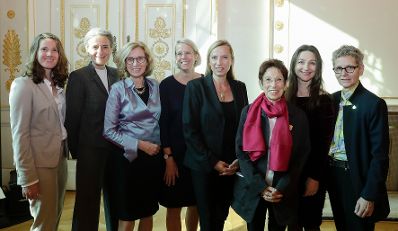 Am 8. Oktober 2018 &uuml;berreichte Bundesministerin Juliane Bogner-Strau&szlig; (4.v.r.) den Lebenswerk-Preis und die K&auml;the-Leichter-Preise 2018 an Alyssa Schneebaum (l.), Traude Mitschka-Kogoj (2.v.l.), Kerstin Witt-L&ouml;w (3.v.l.), Renate Ortlieb (4.v.l.), Ruth Wodak (3.v.r.), Andrea Bramberger (2.v.r.) und Gitti Vasicek (r.).