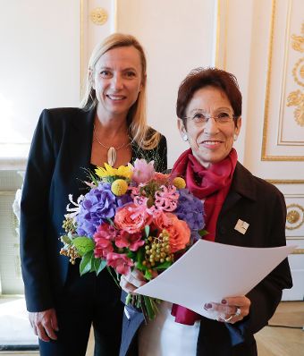 Am 8. Oktober 2018 &uuml;berreichte Bundesministerin Juliane Bogner-Strau&szlig; (l.) den Lebenswerk-Preis an Ruth Wodak (r.).