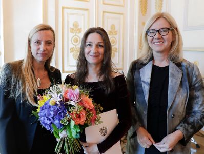Am 8. Oktober 2018 &uuml;berreichte Bundesministerin Juliane Bogner-Strau&szlig; (l.) den K&auml;the-Leichter-Staatspreis an Andrea Bramberger (m.). Im Bild mit der Laudatorin Anna Steiger (r.).