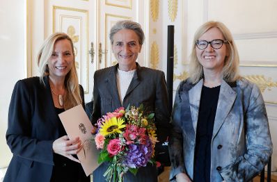 Am 8. Oktober 2018 &uuml;berreichte Bundesministerin Juliane Bogner-Strau&szlig; (l.) den K&auml;the-Leichter-Staatspreis an Traude Mitschka-Kogoj (m.). Im Bild mit der Laudatorin Anna Steiger (r.).