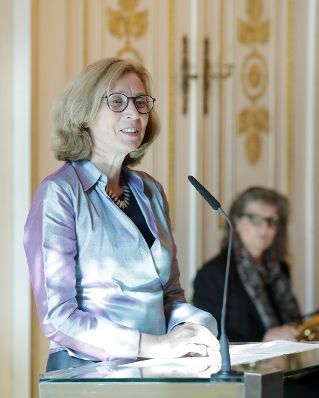 Am 8. Oktober 2018 &uuml;berreichte Jakob Calice den K&auml;the-Leichter-Preis f&uuml;r Frauenforschung, Geschlechterforschung und Gleichstellung in der Arbeitswelt an Kerstin Witt-L&ouml;w (im Bild).