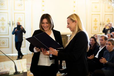 Am 8. Oktober 2018 &uuml;berreichte Bundesministerin Juliane Bogner-Strau&szlig; (r.) den Medienpreis f&uuml;r Kinderrechte.