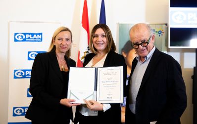 Am 8. Oktober 2018 &uuml;berreichte Bundesministerin Juliane Bogner-Strau&szlig; (l.) den Medienpreis f&uuml;r Kinderrechte.
