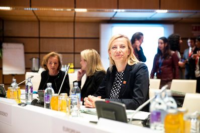 Am 12. Oktober 2018 nahm Bundesministerin Juliane Bogner-Strau&szlig; (r.) anl&auml;sslich des &Ouml;sterreichischen Vorsitzes im Rat der Europ&auml;ischen Union am Informellen Fr&uuml;hst&uuml;ck der Gleichstellungsministerinnen und -minister teil.