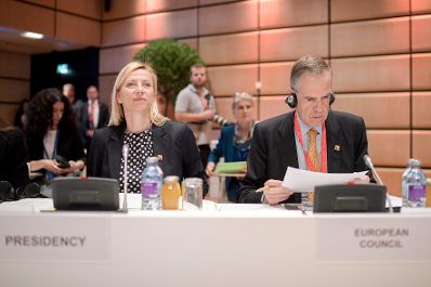 Am 12. Oktober 2018 nahm Bundesministerin Juliane Bogner-Strau&szlig; (l.) anl&auml;sslich des &Ouml;sterreichischen Vorsitzes im Rat der Europ&auml;ischen Union an der Informellen Tagung der Gleichstellungsministerinnen und -minister teil. Im Bild mit dem EU-Generaldirektor f&uuml;r Landwirtschaft, Fischerei, Soziales und Gesundheit Angel Boixareu (r.).